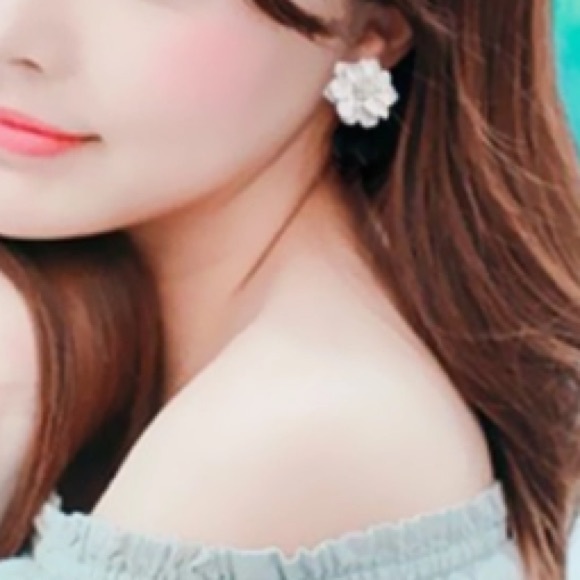 Beautiful Camellia Earrings - In Pink - Picture 8 of 8